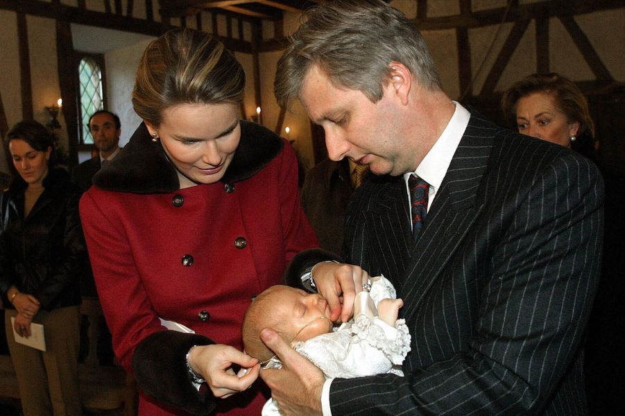 La-princesse-Elisabeth-de-Belgique-lors-de-son-bapteme-le-9-decembre-2001.jpg