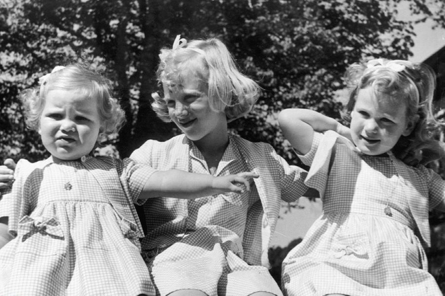 FOTOS DEL AYER DE LAS CASAS REALES DE DINAMARCA Y HOLANDA - Página 6 La-princesse-Anne-Marie-de-Danemark-avec-ses-grandes-soeurs-en-1948