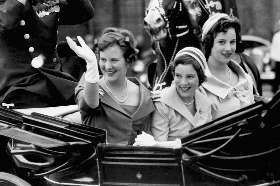 FOTOS DEL AYER DE LAS CASAS REALES DE DINAMARCA Y HOLANDA - Página 6 La-princesse-Anne-Marie-de-Danemark-avec-ses-grandes-soeurs-en-1960
