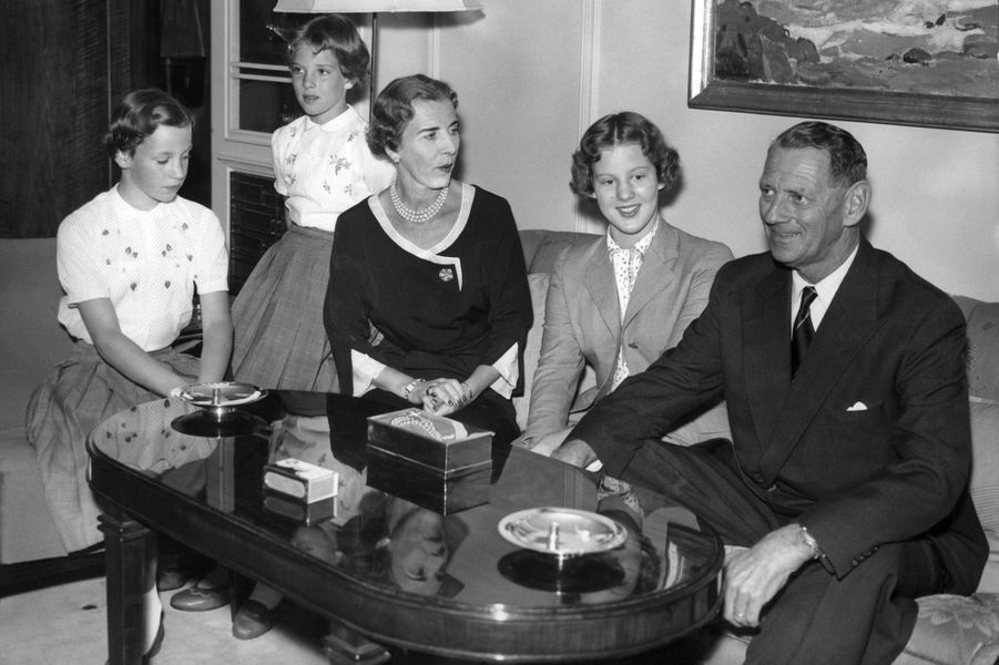 FOTOS DEL AYER DE LAS CASAS REALES DE DINAMARCA Y HOLANDA - Página 6 La-princesse-Anne-Marie-de-Danemark-avec-ses-parents-et-ses-grandes-soeurs-le-1er-aout-1956
