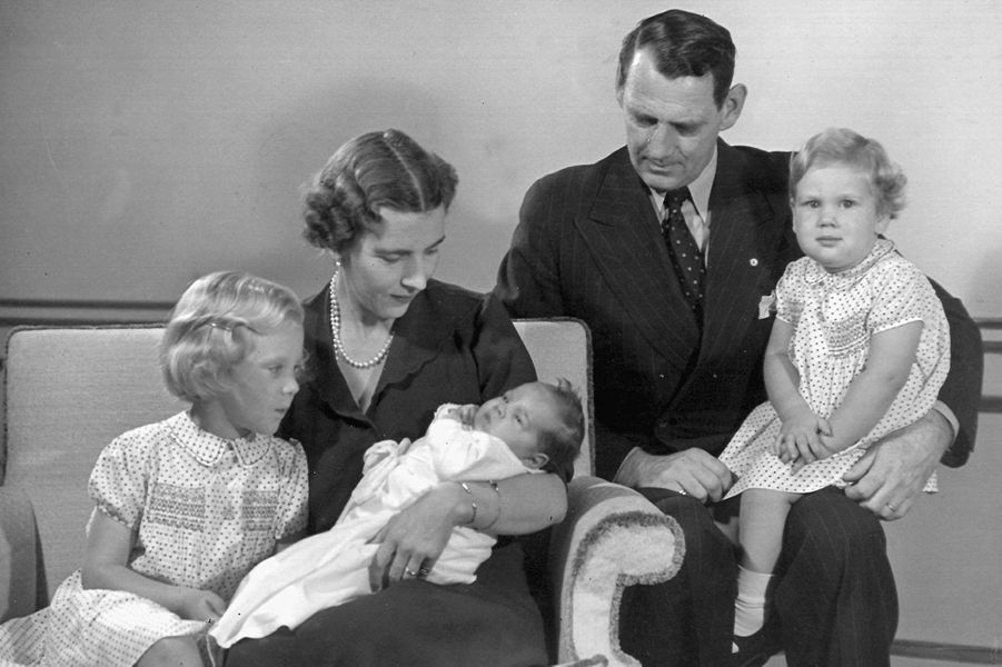 FOTOS DEL AYER DE LAS CASAS REALES DE DINAMARCA Y HOLANDA - Página 6 La-princesse-Anne-Marie-de-Danemark-bebe-avec-ses-parents-et-ses-grandes-soeurs-en-aout-1946