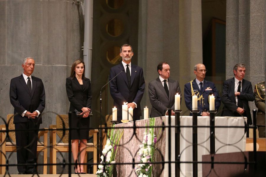LETIZIA, LA GRAN AUSENTE EN EL HOMENAJE A LAS VÍCTIMAS EN BARCELONA - Página 4 Ceremonie-dans-la-Sagrada-Familia-a-Barcelone-avec-le-couple-royal