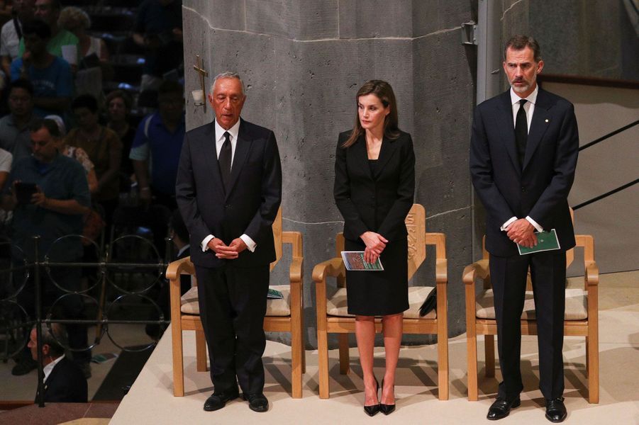 LETIZIA, LA GRAN AUSENTE EN EL HOMENAJE A LAS VÍCTIMAS EN BARCELONA - Página 5 Le-president-du-Portugal-et-le-couple-royal