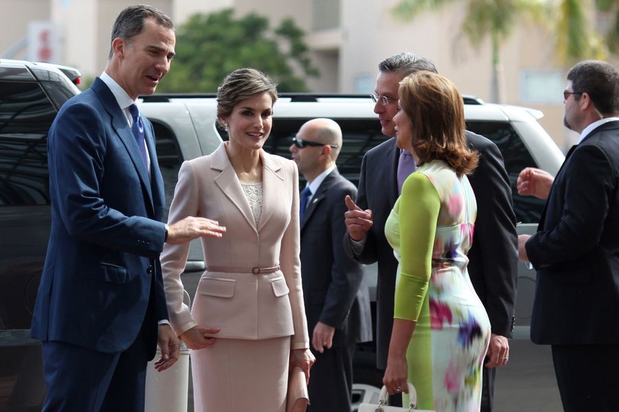 La-reine-Letizia-et-le-roi-Felipe-VI-d-Espagne-a-Porto-Rico-avec-le-gouverneur-de-l-ile-et-sa-femme-le-15-mars-2016.jpg