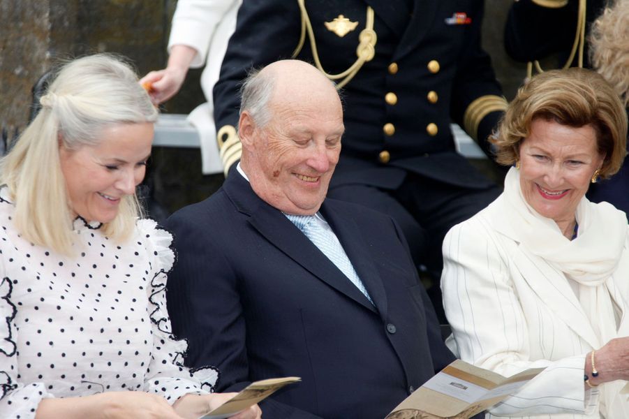 La-princesse-Mette-Marit-avec-le-roi-Harald-V-et-la-reine-Sonja-de-Norvege-a-Oslo-le-7-juin-2016.jpg