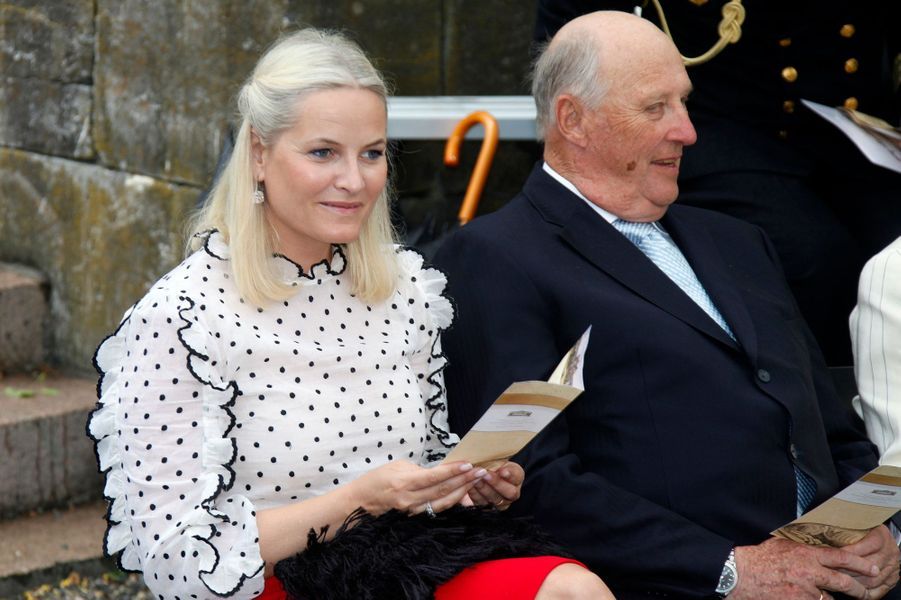 La-princesse-Mette-Marit-et-le-roi-Harald-V-de-Norvege-a-Oslo-le-7-juin-2016.jpg