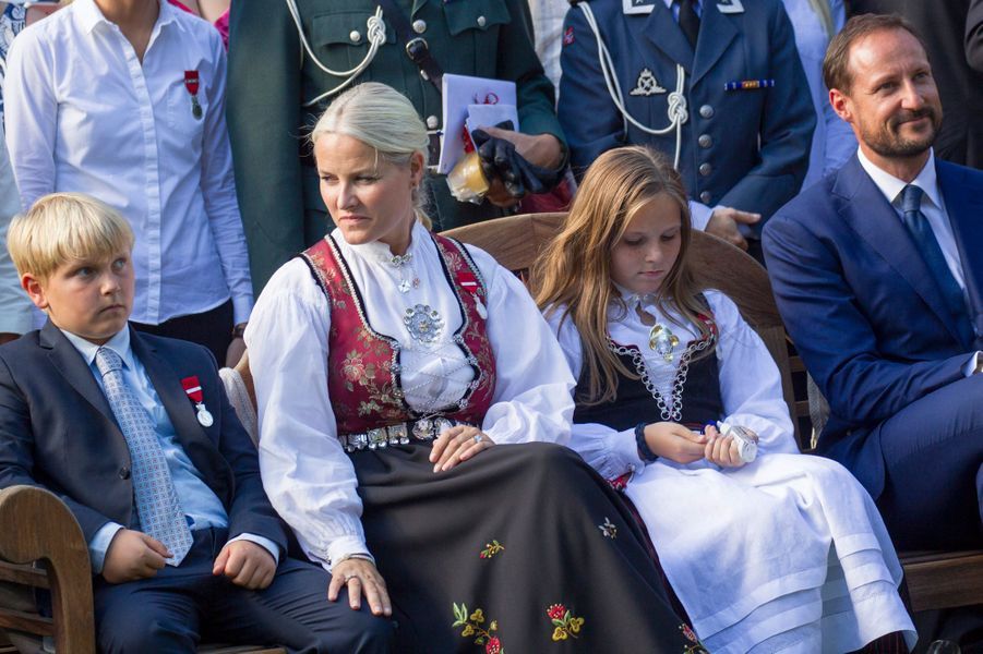 La-princesse-Mette-Marit-et-le-prince-Haakon-de-Norvege-avec-leurs-enfants-a-Oslo-le-1er-septembre-2016.jpg