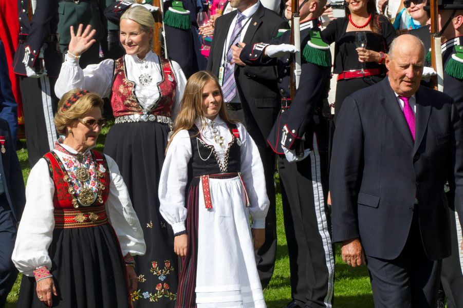 Les-princesses-Mette-Marit-et-Ingrid-Alexandra-avec-la-reine-Sonja-et-le-roi-Harald-V-de-Norvege-a-Oslo-le-1er-septembre-2016.jpg