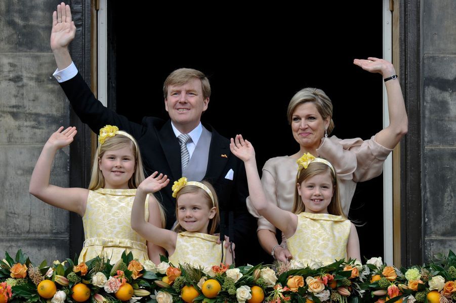 La-princesse-Ariane-des-Pays-Bas-avec-ses-parents-et-ses-soeurs-ainees-le-30-avril-2013.jpg