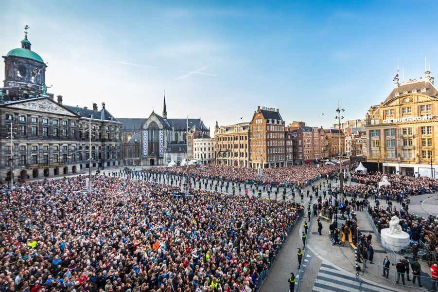 Le-public-rassemble-pour-la-ceremonie-sur-la-place-du-Dam-a-Amsterdam-le-4-mai-2016.jpg
