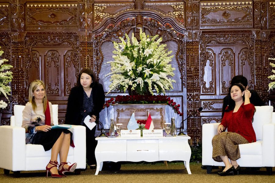 La-reine-Maxima-des-Pays-Bas-avec-la-ministre-indonesienne-de-la-Culture-a-Jakarta-le-1er-septembre-2016.jpg