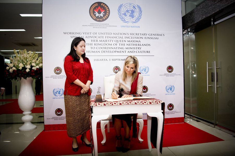 La-reine-Maxima-des-Pays-Bas-avec-la-ministre-indonesienne-de-la-Culture-a-Jakarta-le-1er-septembre-2016.jpg