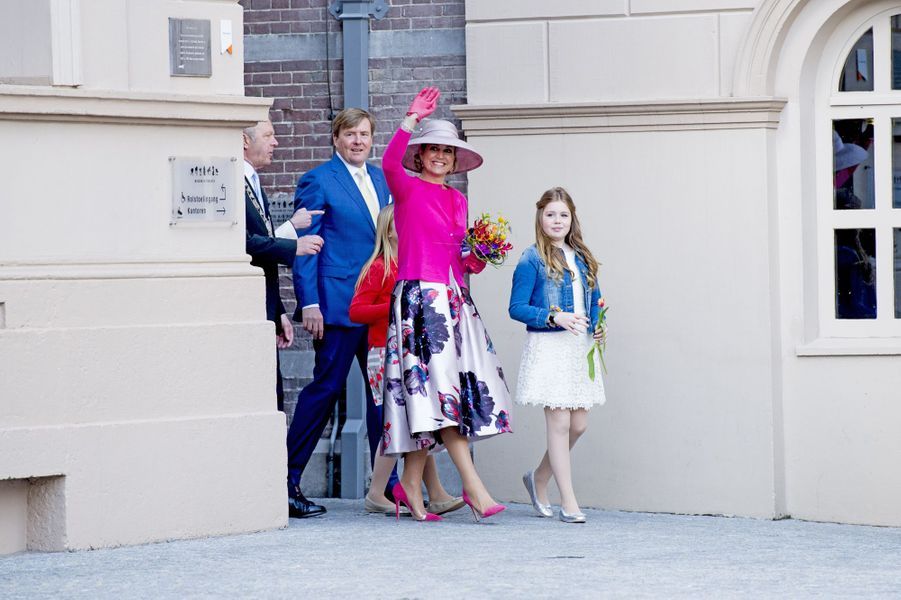 La-reine-Maxima-et-le-roi-Willem-Alexander-des-Pays-Bas-avec-leurs-filles-a-Zwolle-le-27-avril-2016.jpg