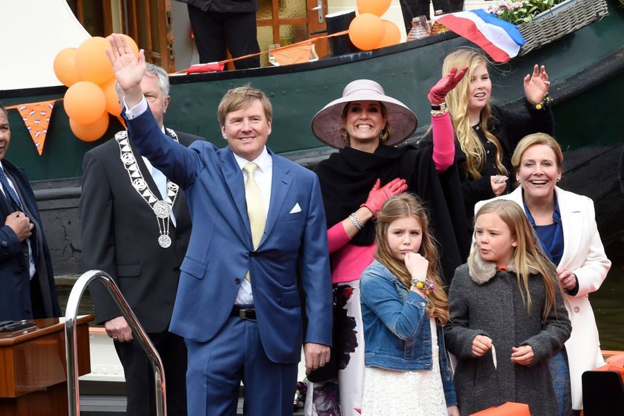 La-reine-Maxima-et-le-roi-Willem-Alexander-des-Pays-Bas-avec-leurs-filles-a-Zwolle-le-27-avril-2016.jpg