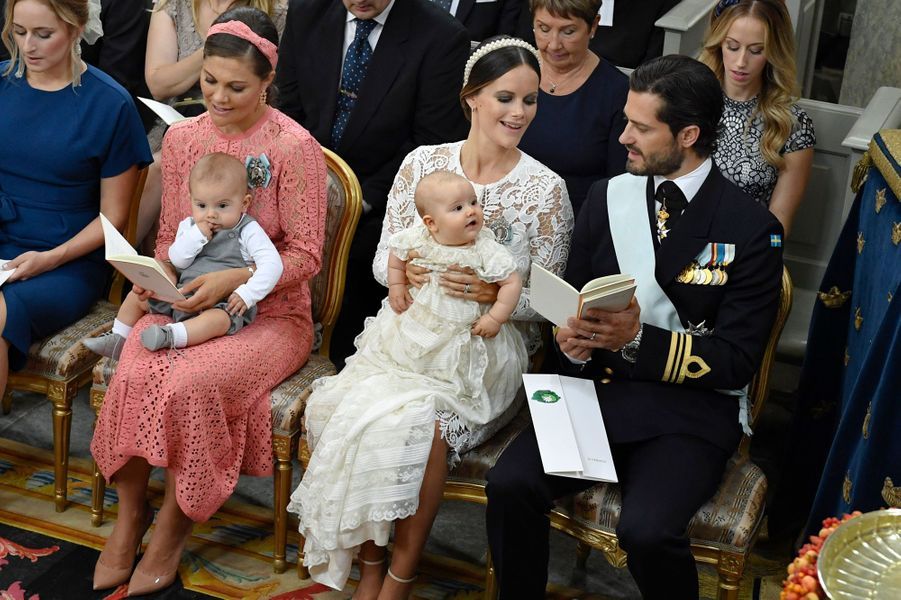 BAUTISMO DEL PRÍNCIPE ALEXANDER DE SUECIA. 09/09/2016 - Página 13 Le-prince-Alexander-de-Suede-avec-ses-parents-la-princesse-Victoria-et-son-fils-Oscar-a-Stockholm-le-9-septembre-2016