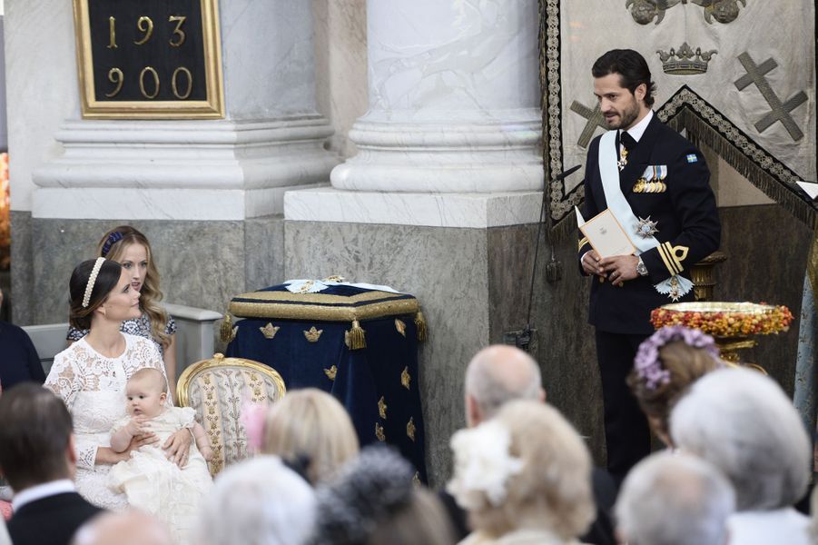 Le-prince-Alexander-de-Suede-avec-ses-parents-lors-de-son-bapteme-a-Stockholm-le-9-septembre-2016.jpg