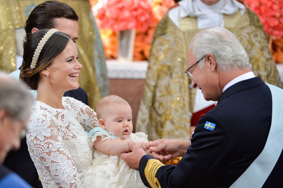 Le-prince-Alexander-de-Suede-avec-la-princesse-Sofia-et-le-roi-Carl-XVI-Gustaf-a-Stockholm-le-9-septembre-2016.jpg