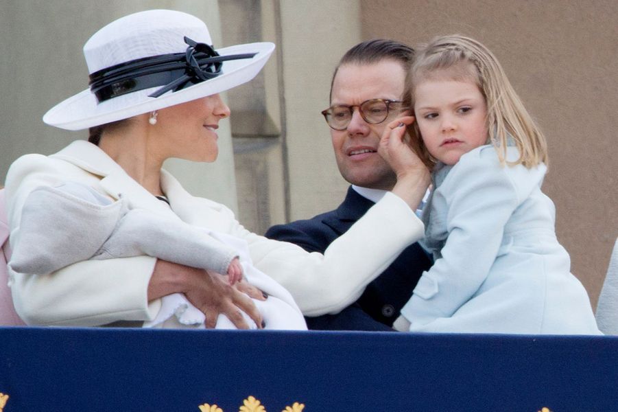 Le-prince-Oscar-de-Suede-avec-ses-parents-Victoria-et-Daniel-et-sa-soeur-Estelle-a-Stockholm-le-30-avril-2016.jpg