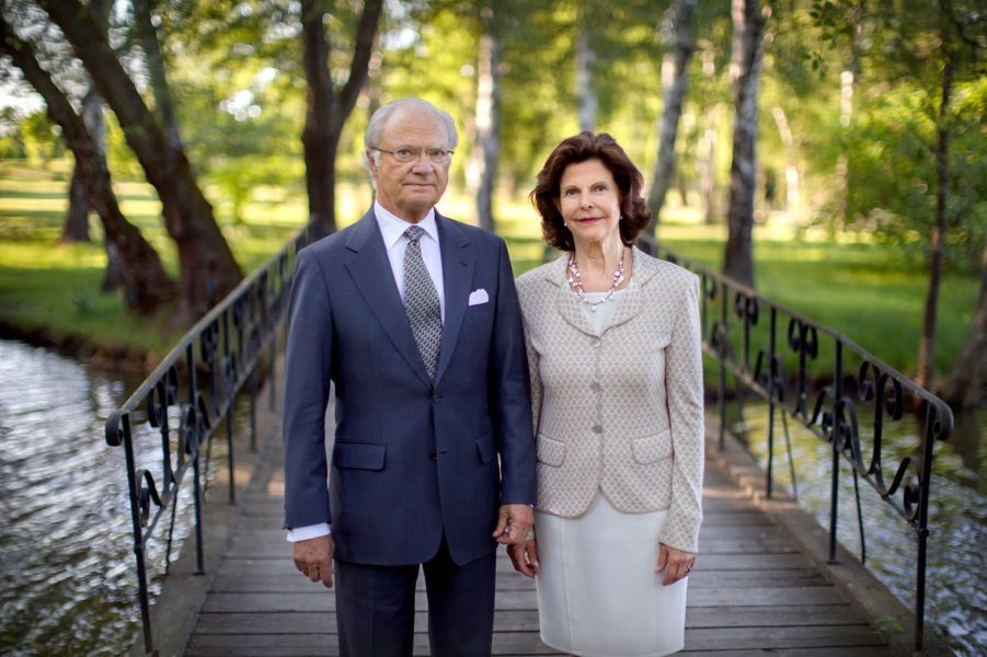La-reine-Silvia-et-le-roi-Carl-XVI-Gustaf-de-Suede-dans-les-jardins-du-chateau-de-Drottningholm-a-Stockholm-le-3-juin-2016.jpg