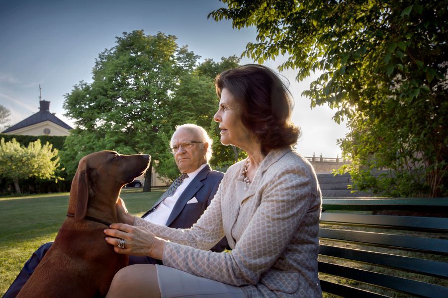 La-reine-Silvia-et-le-roi-Carl-XVI-Gustaf-de-Suede-dans-les-jardins-du-chateau-de-Drottningholm-a-Stockholm-le-3-juin-2016.jpg
