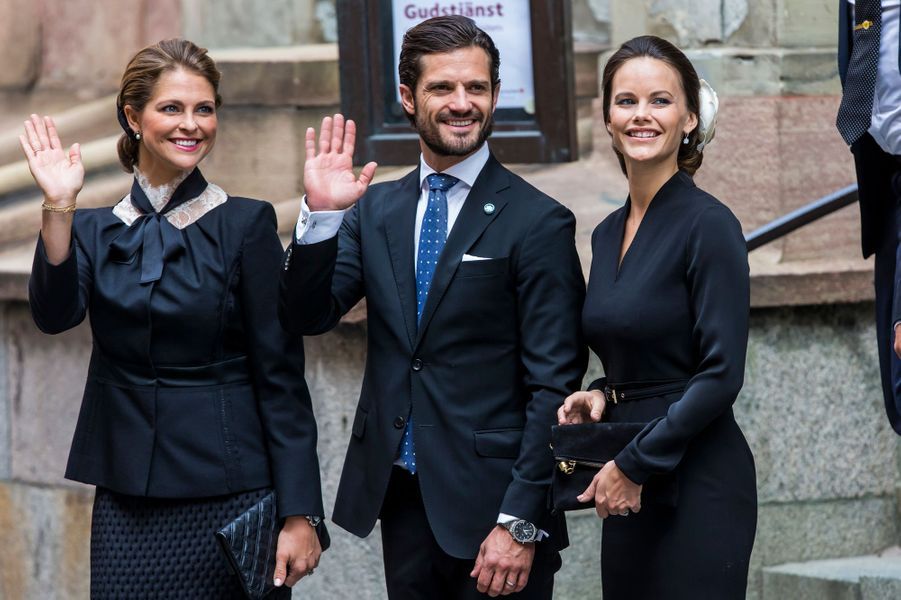 Les-princesses-Madeleine-et-Sofia-encadrent-le-prince-Carl-Philip-de-Suede-a-Stockholm-le-13-septembre-2016.jpg