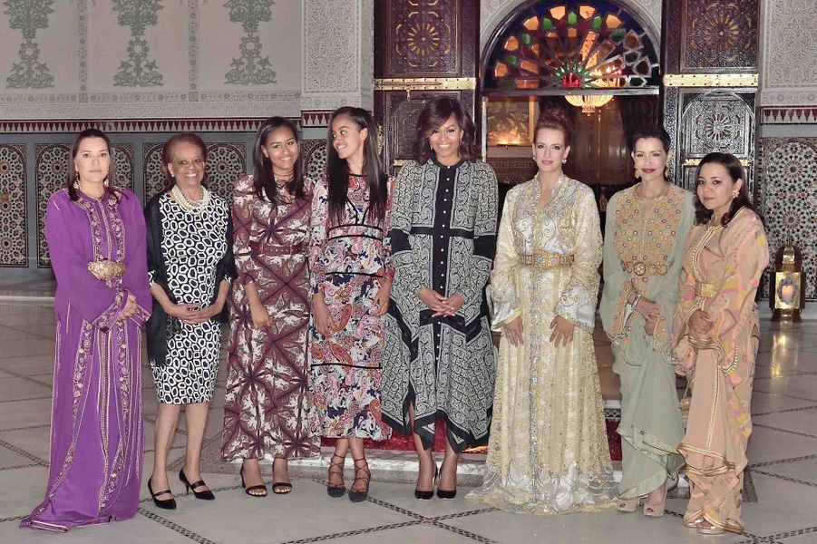 CASA REAL DE MARRUECOS - Página 20 La-princesse-Lalla-Salma-et-ses-trois-belles-soeurs-avec-Michelle-Obama-ses-filles-et-sa-mere-a-Marrakech-le-28-juin-2016