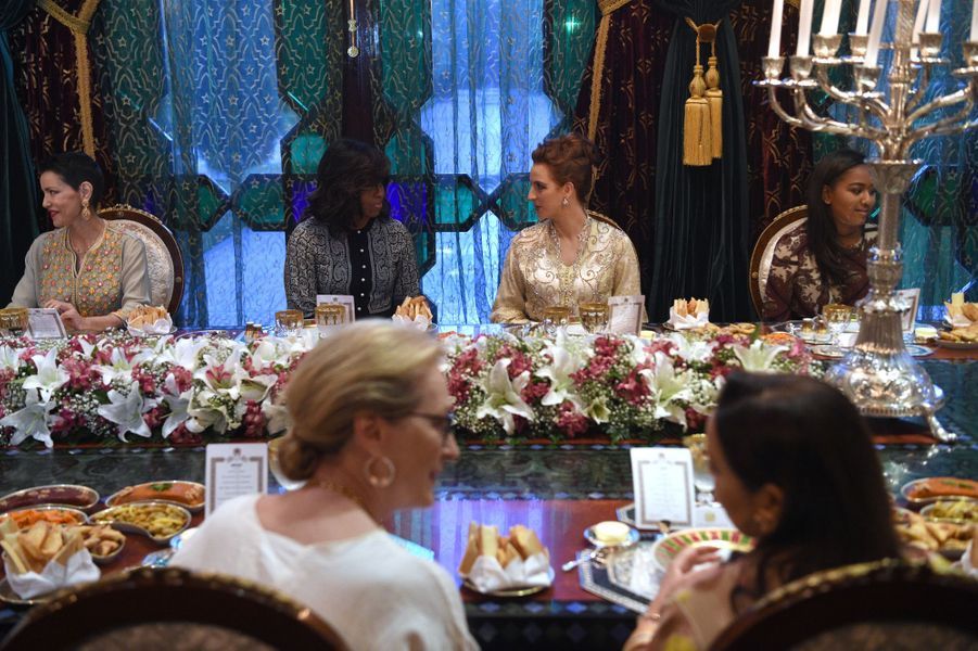 CASA REAL DE MARRUECOS - Página 20 Les-princesses-Lalla-Meryem-et-Lalla-Salma-encadrent-Michelle-Obama-a-Marrakech-le-28-juin-2016
