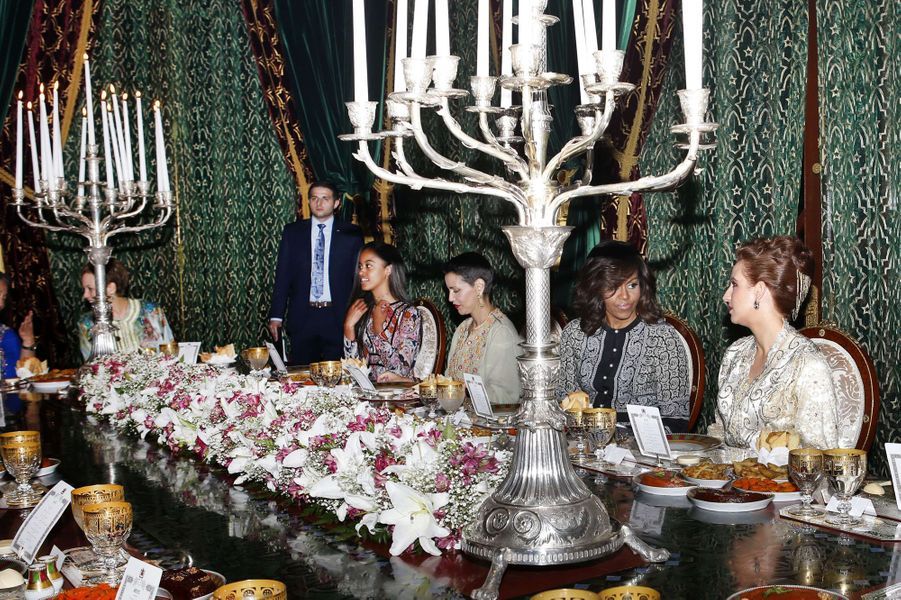 CASA REAL DE MARRUECOS - Página 20 Les-princesses-Lalla-Salma-et-Lalla-Meryem-avec-Michelle-et-Malia-Obama-a-Marrakech-le-28-juin-2016