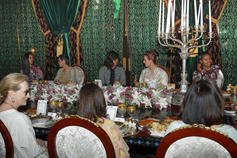 CASA REAL DE MARRUECOS - Página 20 Les-princesses-Lalla-Salma-et-Lalla-Meryem-avec-Michelle-Obama-et-ses-filles-a-Marrakech-le-28-juin-2016
