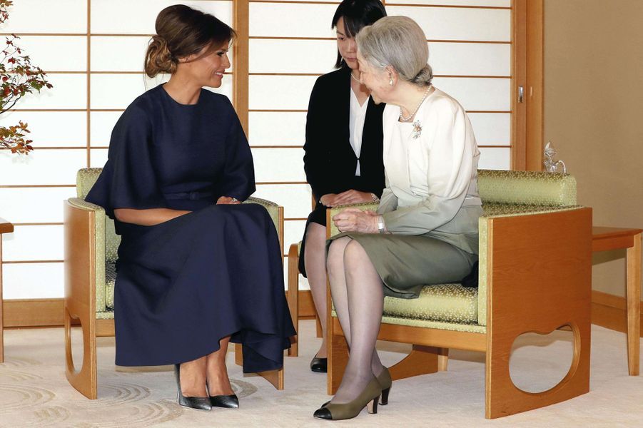 CASA IMPERIAL DE JAPÓN - Página 6 Michiko-Et-Akihito-Du-Japon-Avec-Melania-Et-Donald-Trump-A-Tokyo-Le-6-Novembre-2017-13