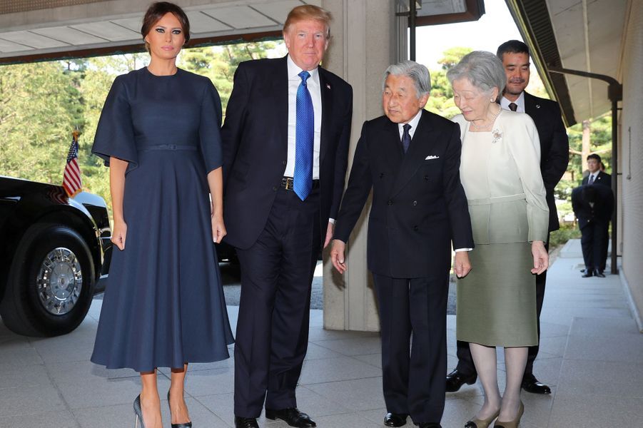 CASA IMPERIAL DE JAPÓN - Página 6 Michiko-Et-Akihito-Du-Japon-Avec-Melania-Et-Donald-Trump-A-Tokyo-Le-6-Novembre-2017-3