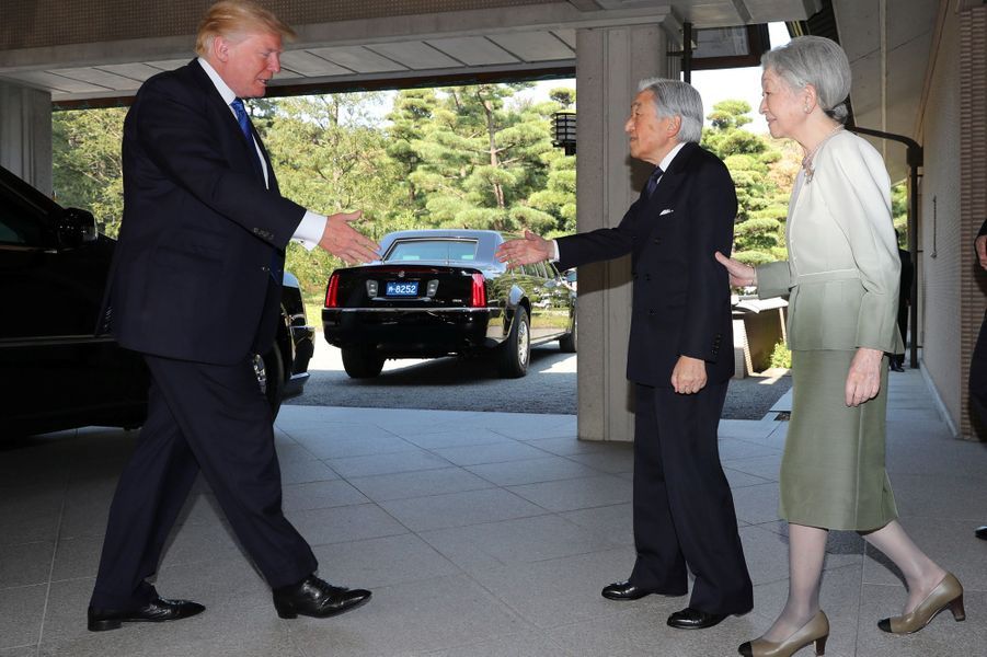 CASA IMPERIAL DE JAPÓN - Página 6 Michiko-Et-Akihito-Du-Japon-Avec-Melania-Et-Donald-Trump-A-Tokyo-Le-6-Novembre-2017-5