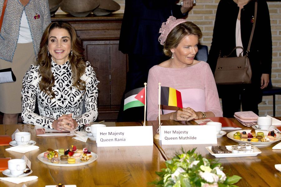 La-reine-Rania-de-Jordanie-et-la-reine-Mathilde-de-Belgique-a-Bruges-le-19-mai-2016.jpg