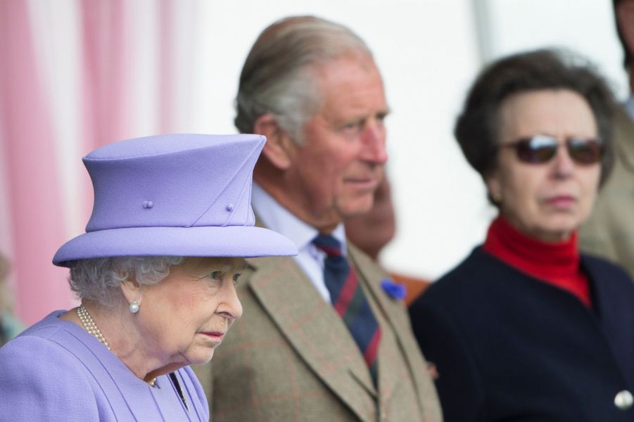 La-reine-Elizabeth-II-avec-le-prince-Charles-et-la-princesse-Anne-a-Braemar-le-3-septembre-2016.jpg