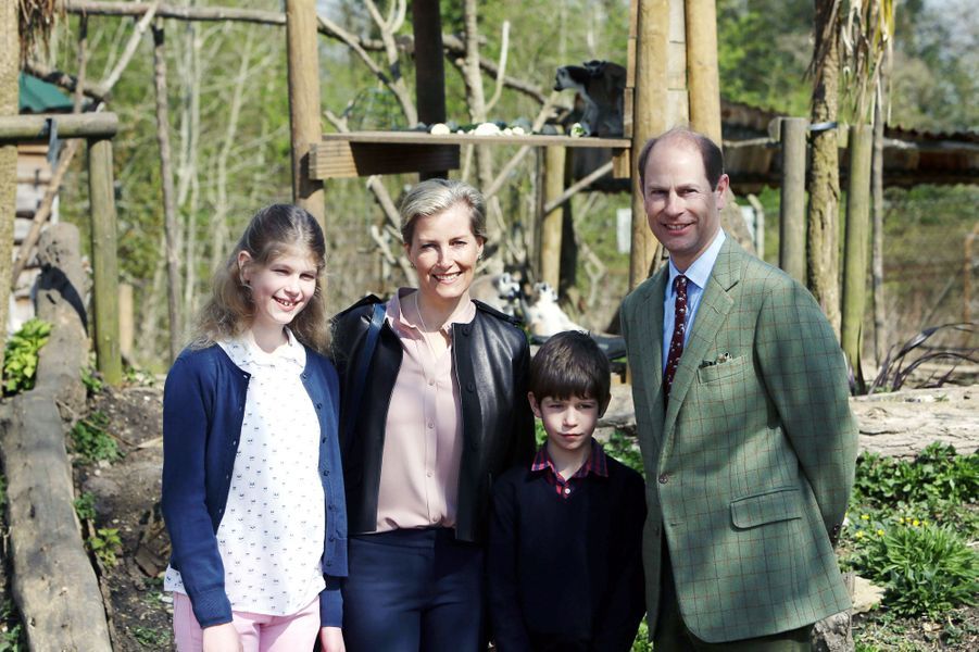 Le-prince-Edward-et-la-comtesse-Sophie-de-Wessex-avec-leurs-enfants-au-zoo-de-Bristol-le-14-avril-2016.jpg
