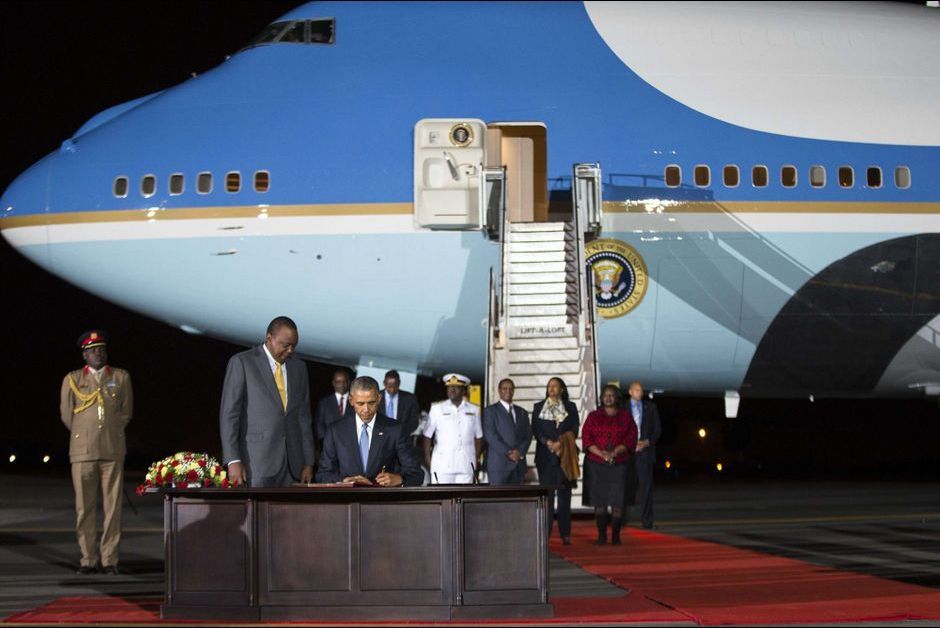 Barack-Obama-a-la-descente-de-Air-Force-One-avec-le-president-kenyan.jpg