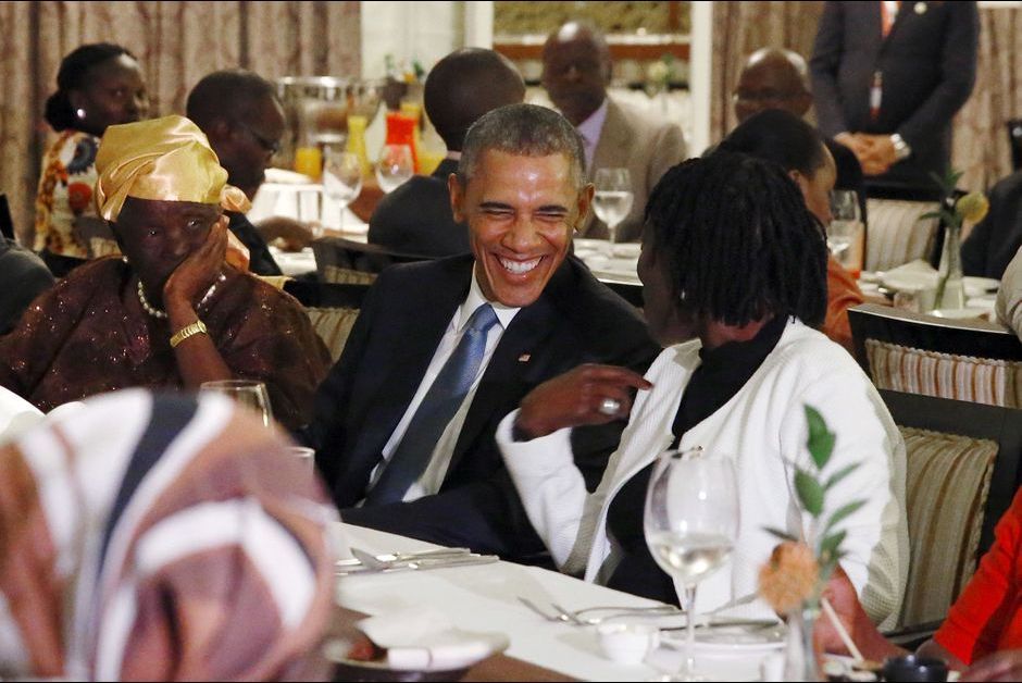 Barack-Obama-avec-sa-demi-soeur-et-sa-grand-mere-lors-du-diner-organise-en-son-honneur.jpg