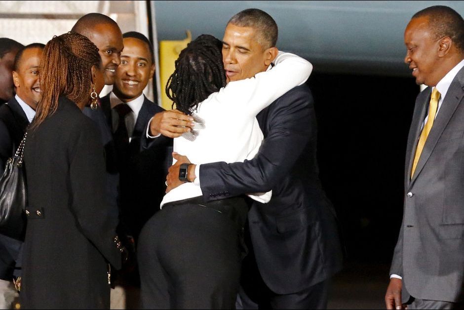 Barack-Obama-embrasse-sa-demi-soeur-Auma-sur-le-tarmac-de-l-aeroport.jpg