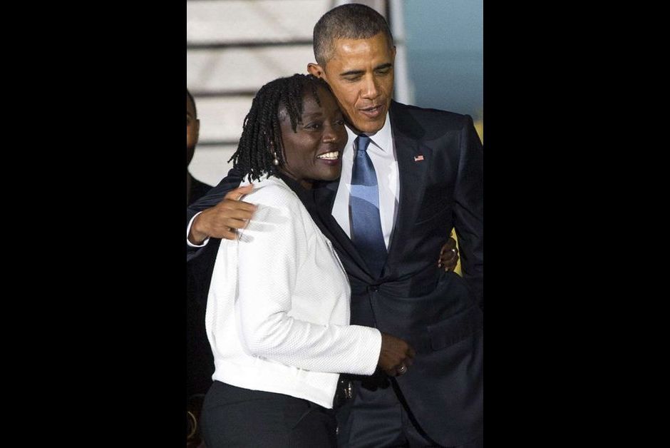 Barack-Obama-embrasse-sa-demi-soeur-Auma-sur-le-tarmac-de-l-aeroport.jpg