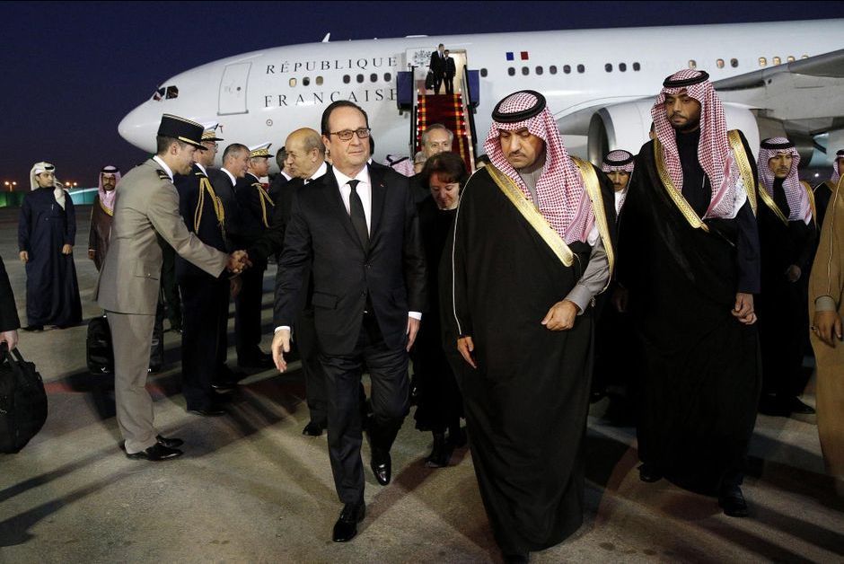 François Hollande accueilli à l'aéroport par l'un des fils du défunt, le prince Turki ben Abdallah, gouverneur de la région de Ryad