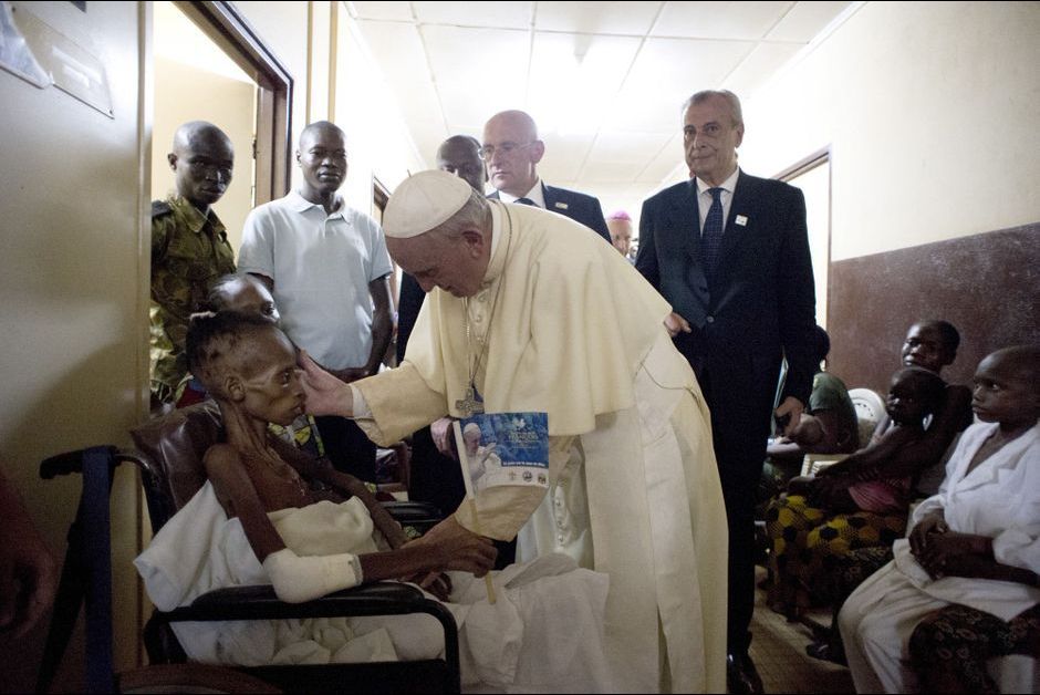 Messe à Sainte Marthe Sans mesure Le-pape-Francois-au-chevet-des-enfants-malades-a-l-hopital-pediatrique-de-Bangui-en-Centrafrique