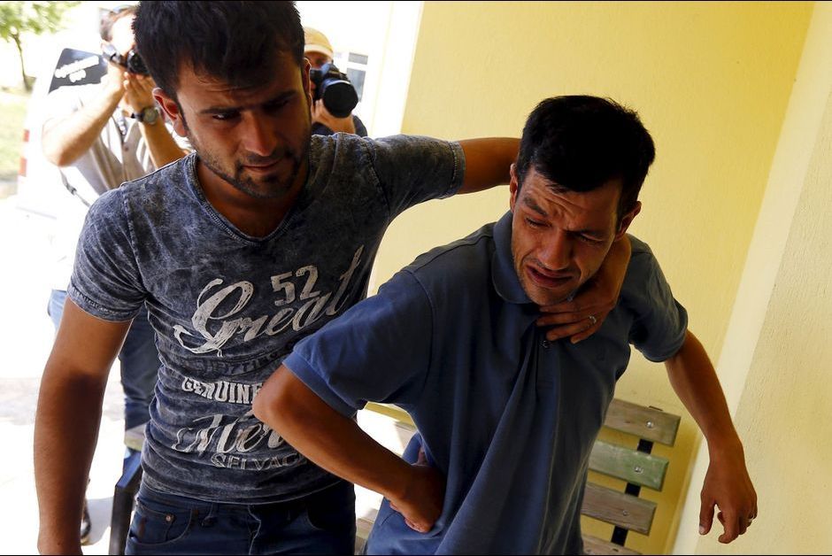 Le désespoir d’un père (Enfants syriens morts en Turquie) Le-desespoir-d-Abdullah-le-pere-des-enfants-syriens-dont-les-corps-ont-ete-retrouves-echoues-sur-une-plage-en-Turquie