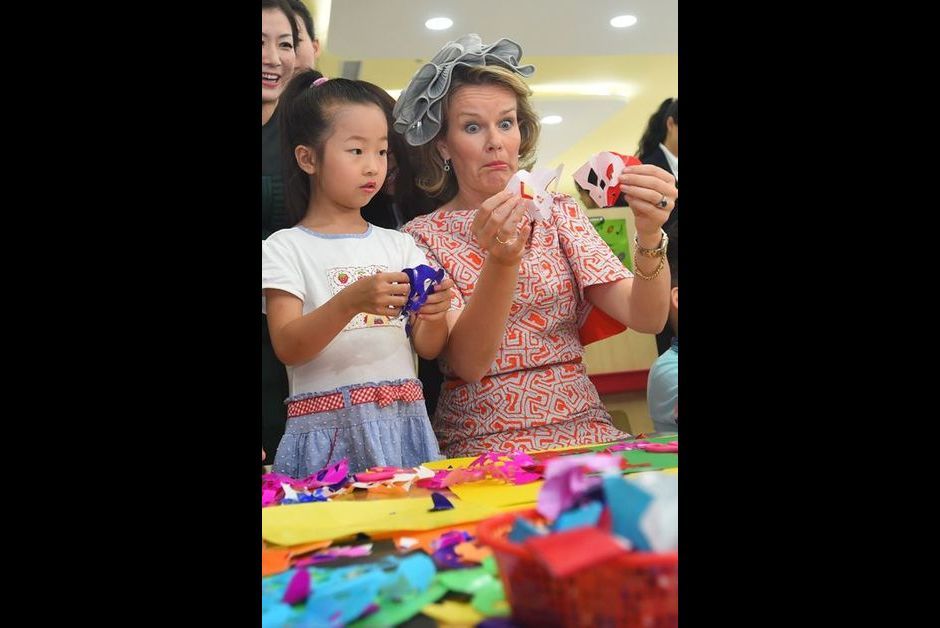 La-reine-Mathilde-de-Belgique-dans-une-ecole-maternelle-de-Wuhan-le-22-juin-2015.jpg