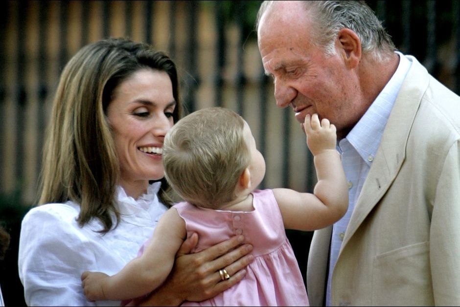 EL REY CONCEDE EL TOISON DE ORO A LA PRINCESA LEONOR La-princesse-Leonor-d-Espagne-avec-sa-mere-Letizia-et-son-grand-pere-Juan-Carlos-le-8-aout-2006