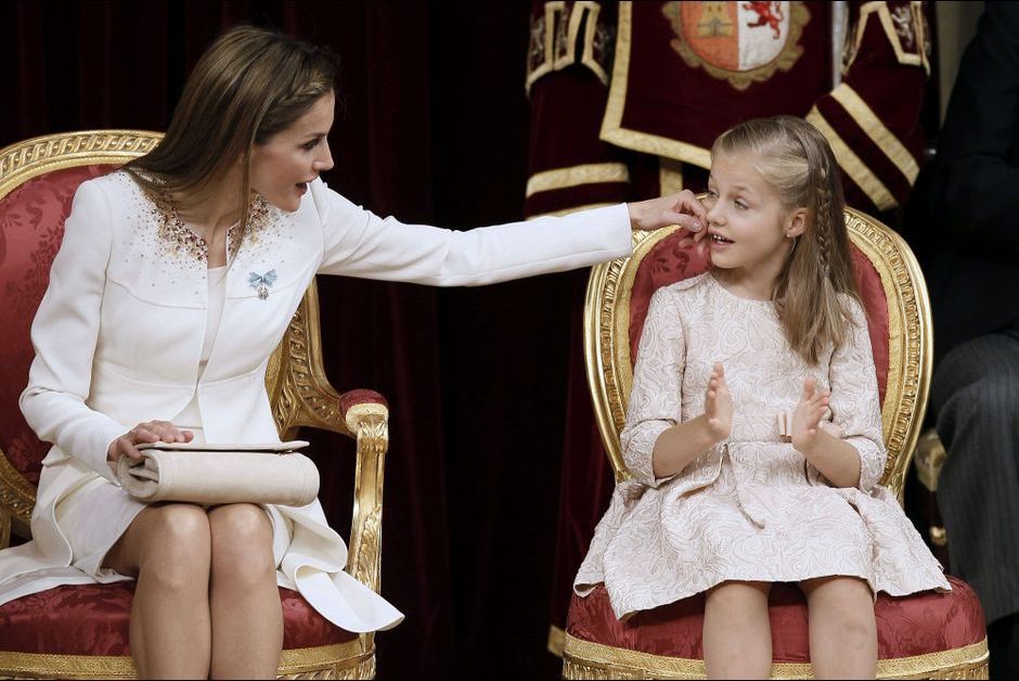 EL REY CONCEDE EL TOISON DE ORO A LA PRINCESA LEONOR La-princesse-Leonor-d-Espagne-avec-sa-mere-Letizia-lors-de-la-passation-de-pouvoir-juin-2014