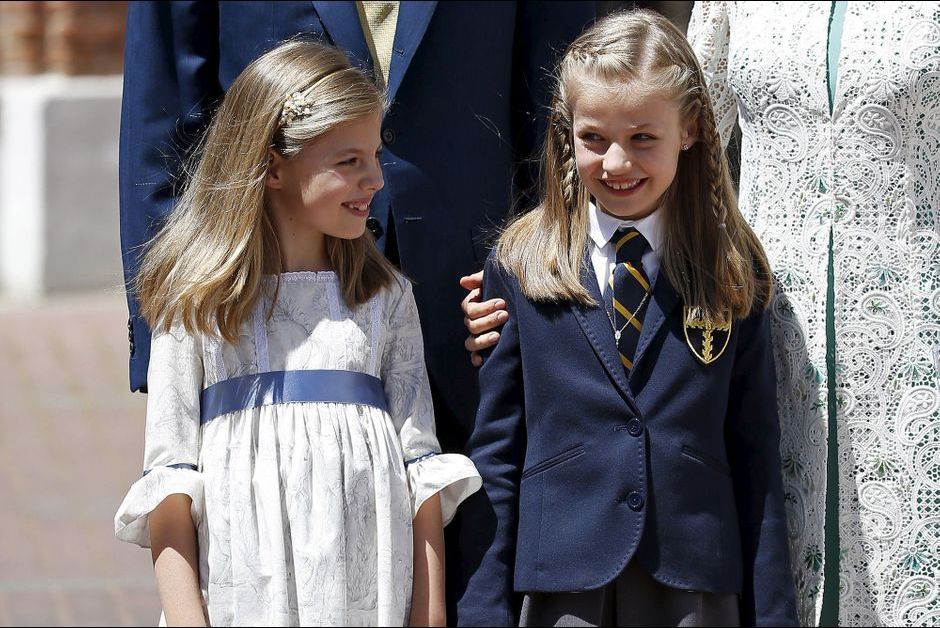 EL REY CONCEDE EL TOISON DE ORO A LA PRINCESA LEONOR La-princesse-Leonor-d-Espagne-avec-sa-soeur-Sofia-apres-sa-premiere-communion-mai-2015