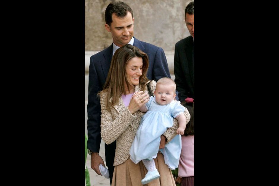 EL REY CONCEDE EL TOISON DE ORO A LA PRINCESA LEONOR La-princesse-Leonor-d-Espagne-avec-ses-parents-a-la-messe-de-Paques-le-16-avril-2006