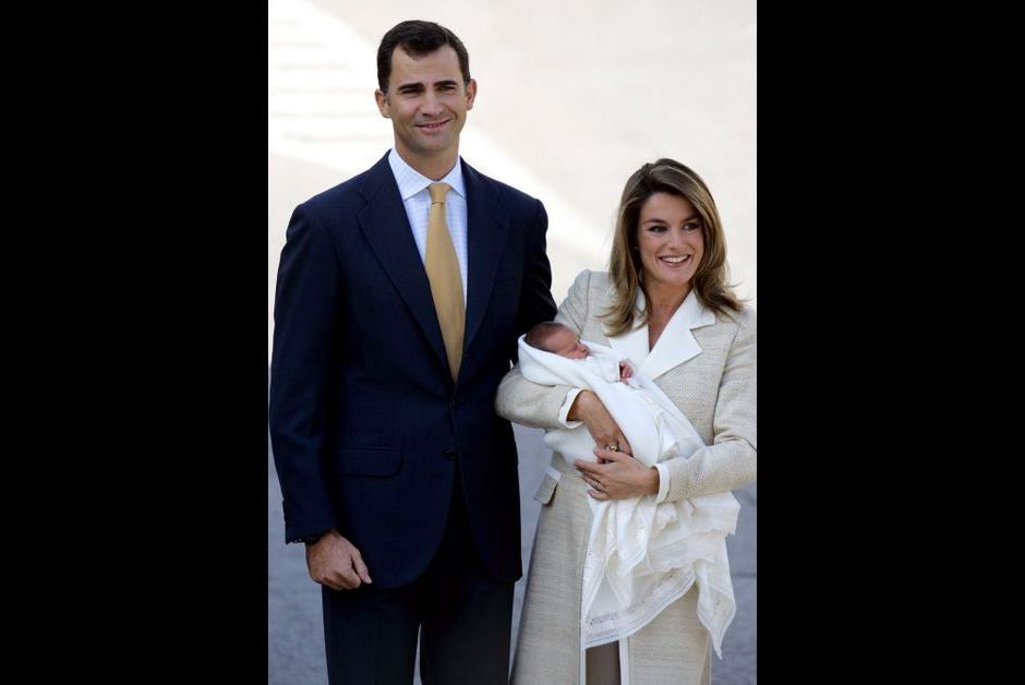 EL REY CONCEDE EL TOISON DE ORO A LA PRINCESA LEONOR La-princesse-Leonor-d-Espagne-avec-ses-parents-a-la-sortie-de-la-maternite-le-7-novembre-2005