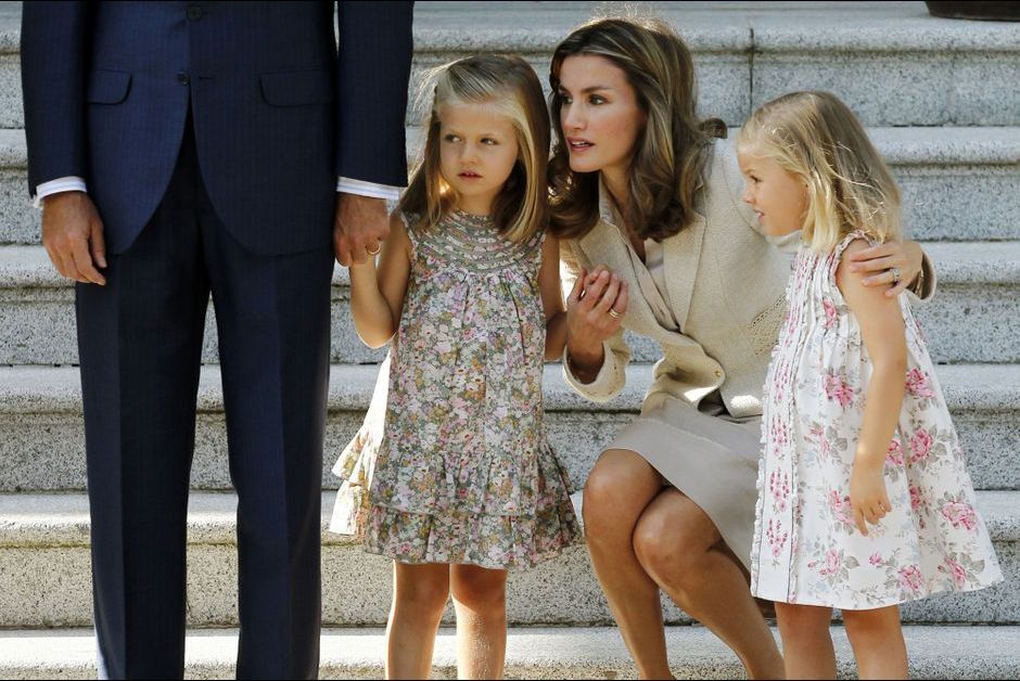 EL REY CONCEDE EL TOISON DE ORO A LA PRINCESA LEONOR La-princesse-Leonor-d-Espagne-avec-ses-parents-Letizia-et-Felipe-et-sa-soeur-Sofia-le-9-aout-2011