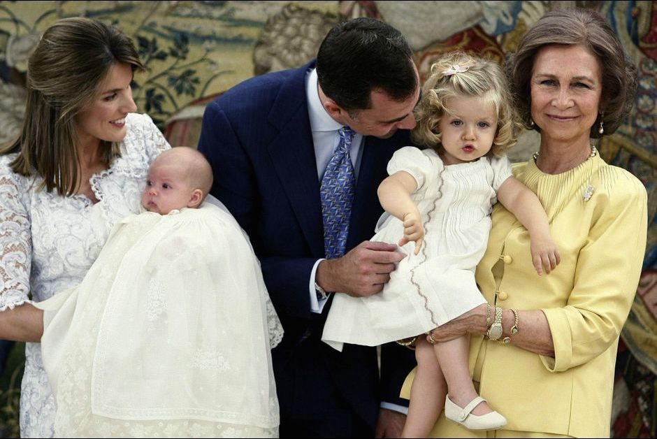 EL REY CONCEDE EL TOISON DE ORO A LA PRINCESA LEONOR La-princesse-Leonor-d-Espagne-avec-ses-parents-Letizia-et-Felipe-lors-du-bapteme-de-sa-soeur-Sofia-le-15-juillet-2007